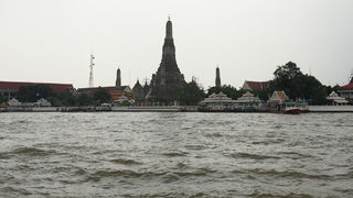 渡し船で行くのが印象的な場所。