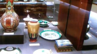 立派な陶器が置いてあります。