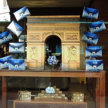 入口には美しい凱旋門