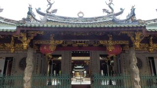 テロック・アヤー駅近くの中国寺院