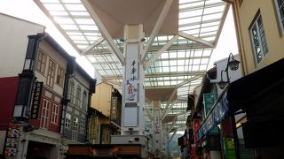 ガラスの大屋根のフードコート