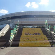 体育館に上がる階段には、かわいらしい絵が描かれていて、黄色をベースに子供たちに人気のデザインです。