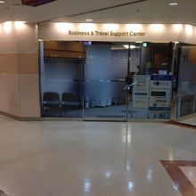 入口、対応カードが少なく空いている