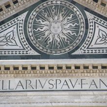 ファサードの上部のアップです。