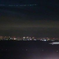 右にスカイツリー、左にお台場の観覧車と部屋から東京湾が一望。