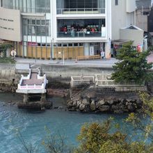 音戸の瀬戸公園から見た清盛塚（右）。左は展望台。