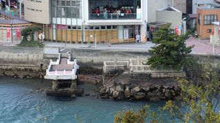 海の中にあります。