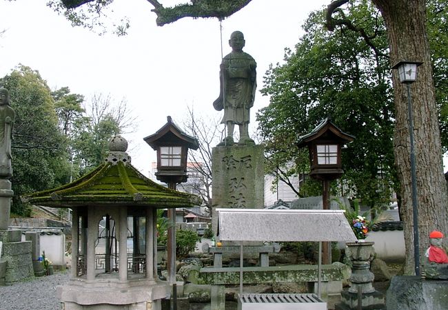 分りにくい生活道路の中に寺はあります