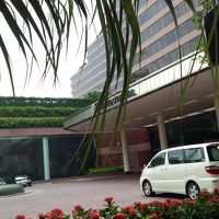 ホテルの敷地を出ると地下道の入り口がすぐでした