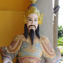 入り口の守り神・・陶器のお人形