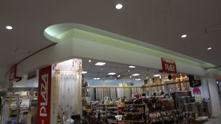 赤色ロゴが目立ちます