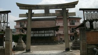 社殿に多くの精緻な彫刻が施されている