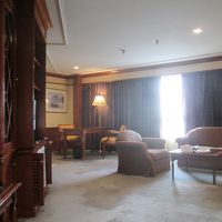 現代風ではないですが、高級チーク材を用いた伝統的な雰囲気です