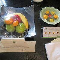 テーブルにはウェルカムフルーツとタイスイーツがありました