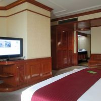 高級チーク材が用いられた客室の質感は高いです