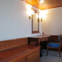 ベッド脇には化粧台スペースもあります