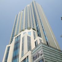スクンビット通り沿いにある高層ホテルです 