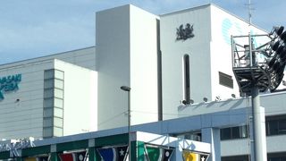 コンパクトかつ機能的な競馬場