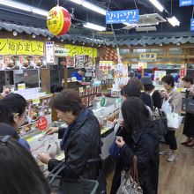試食コーナーには多くの買い物客が来ます　美味しいです