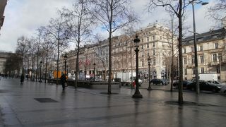 優雅にシャンゼリゼ通りを散歩