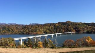 秋空に映える紅葉が楽しめるシューパロ湖