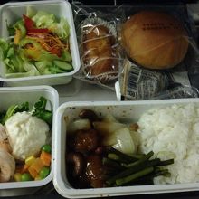 往路機内食その１：チキンのカシューナッツ炒め