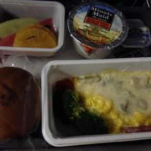往路機内食その2：きのこソースのスクランブルエッグ、ベーコン