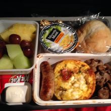 復路機内食その2：トマトとバジルのエッグストラータ