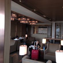 ウエストホールラウンジ