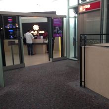 ウエストホール入口、行列はありません