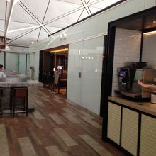 左手奥がエミレーツ専用エリア