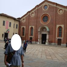 最後の晩餐見学入り口は左手の白い建物