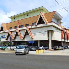 建物の全景　ここにも循環バスの停車場があります