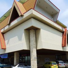 入り口付近です左にショッピングセンター入り口　右手はスポーツ