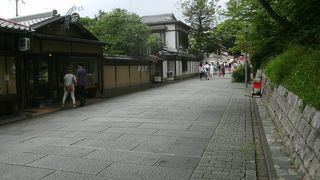 御影石を敷き詰めた石畳の道