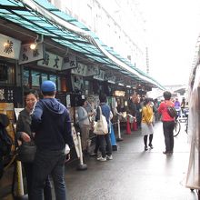 このあたりはいつも並んでいる人が多いような気がします