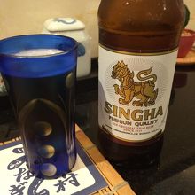 江戸切子でシンハービールを頂く。