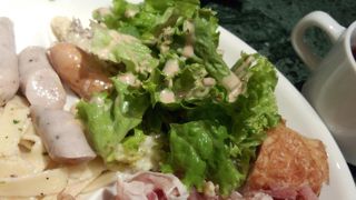 モーニングビュッフェに並びました