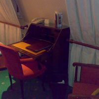 ライティングデスク。壁からＬＡＮケーブルが延びてました。