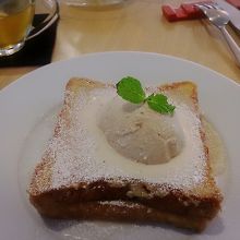 上のアイスは黒糖。