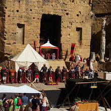 臨場感のあるパフォーマンスで古代へ誘います