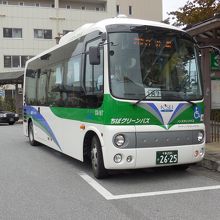 JR佐倉駅に停まる最新型マイクロバス。