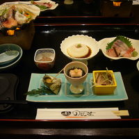 夕食。この後茶わん蒸しと揚げ出し、フルーツが出ました。