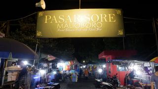 マリオボロ通り南のテント市場