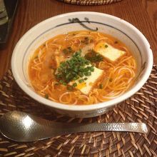 辛くないトマトとカニの麺