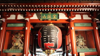 大きな提灯が目印の浅草寺の総門