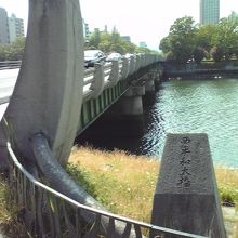 西の橋は月あるいは船の竜骨をイメージしているみたいです