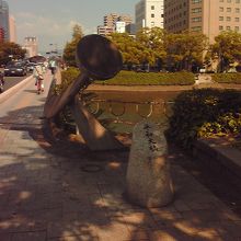 東の橋は太陽をイメージしています