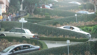 曲がりくねった坂道