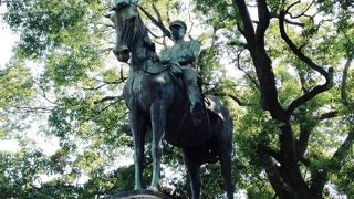 威厳のある銅像です